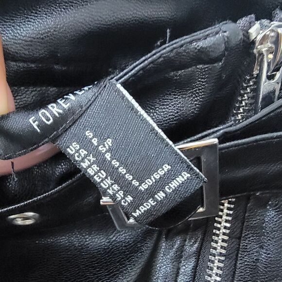 NWT FOREVER 21 Faux Leather Front Zip Belted Mini Skirt Black Size Small - Picture 6 of 6